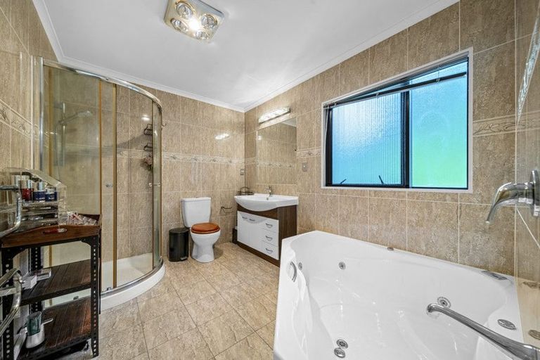 Photo of property in 1 Waldorf Crescent, Orewa, 0931