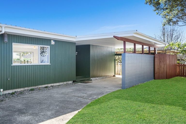 Photo of property in 1 Golf Road, New Lynn, Auckland, 0600