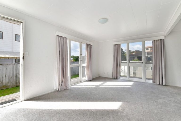 Photo of property in 5 Walton Street, Red Beach, 0932