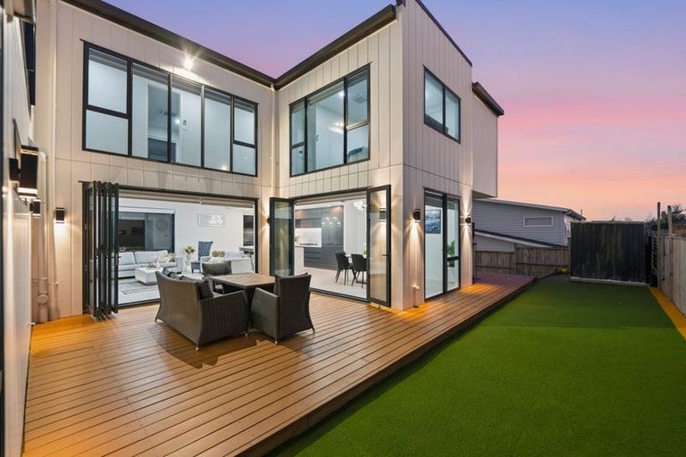 Photo of property in 7d Babich Road, Henderson Valley, Auckland, 0614