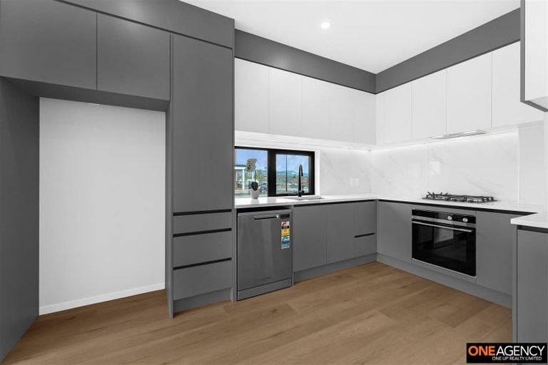 Photo of property in 18 Waimarie Drive, Karaka, 2578