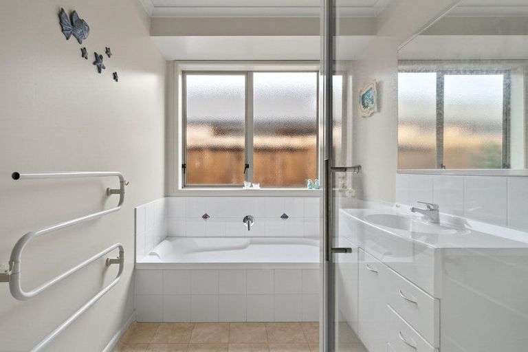 Photo of property in 4 Atlantic Close, Papamoa Beach, Papamoa, 3118