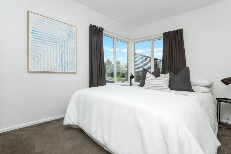 Photo of property in 1 Hartley Terrace, Massey, Auckland, 0614