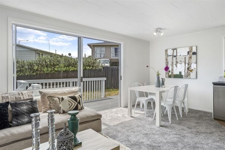 Photo of property in 17 Magdalen Place, West Harbour, Auckland, 0618