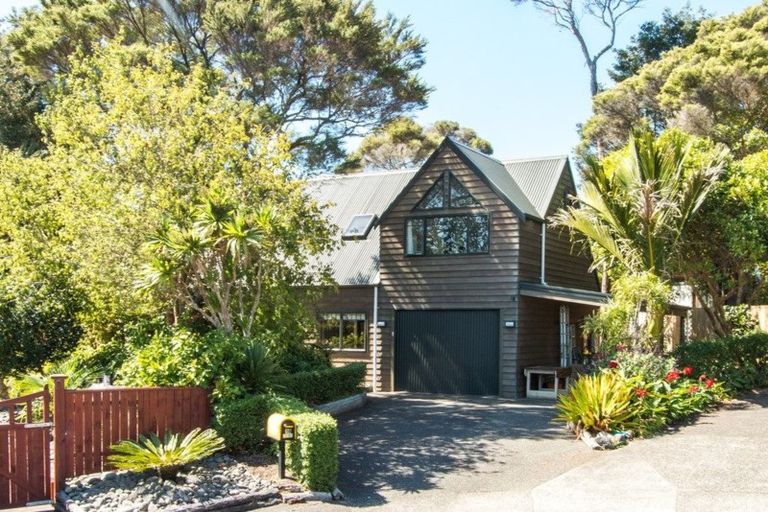 Photo of property in 16 Hebe Place, Birkenhead, Auckland, 0626