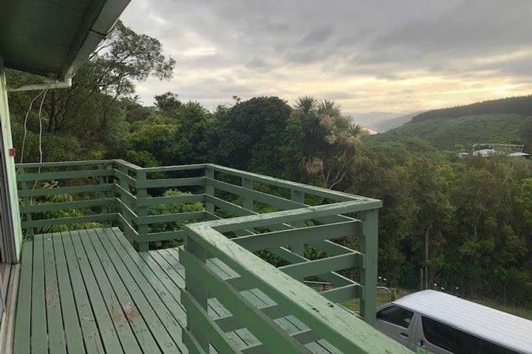 Photo of property in 37 Singers Road, Korokoro, Lower Hutt, 5012