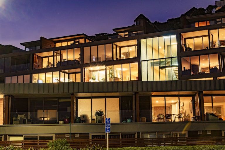 Photo of property in Patent 326 Apartments, 404s/326 Evans Bay Parade, Hataitai, Wellington, 6021