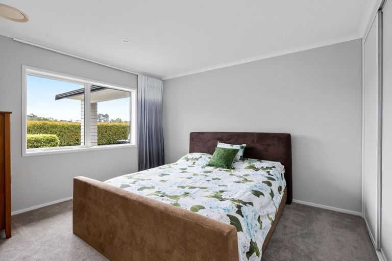 Photo of property in 60 Roberts Road, Matakatia, Whangaparaoa, 0930