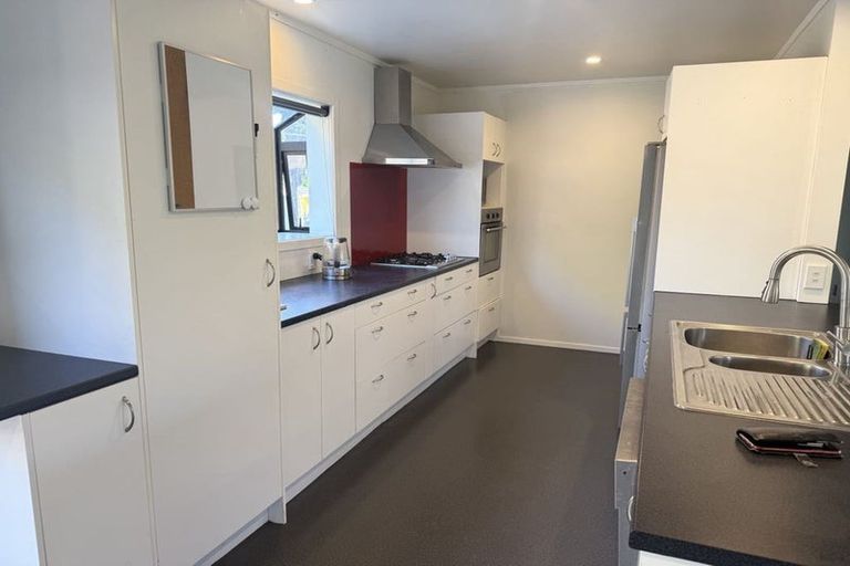 Photo of property in 6 Kinnel Grove, Papakowhai, Porirua, 5024