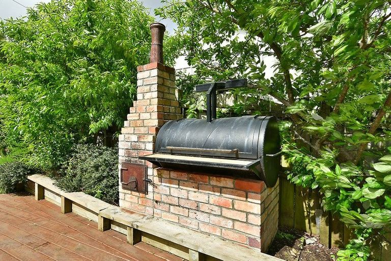 Photo of property in 2 St James Avenue, Helensville, 0800