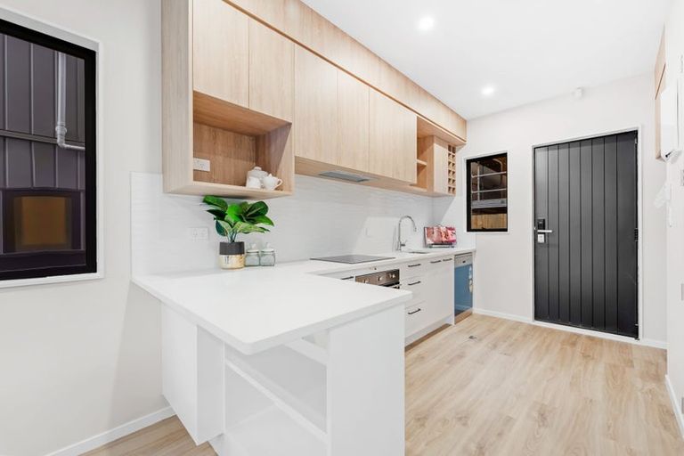 Photo of property in 22 Don Oliver Lane, Glen Eden, 0602