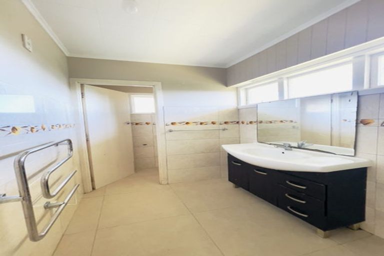Photo of property in 25 Ellesmere Crescent, Pakuranga Heights, Auckland, 2010