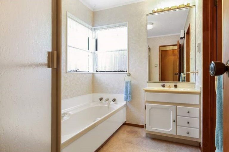 Photo of property in 4 Sunward Rise, Glenfield, Auckland, 0629