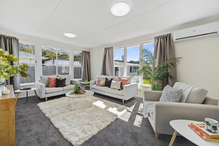 Photo of property in 5 Matthews Road, Wainuiomata, Lower Hutt, 5014