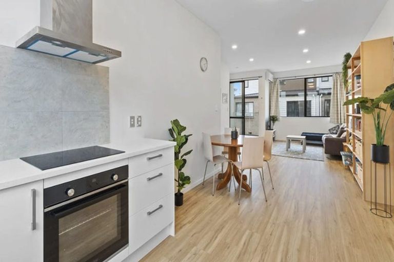 Photo of property in 5 Bloom Crescent, Sunnyvale, Auckland, 0612