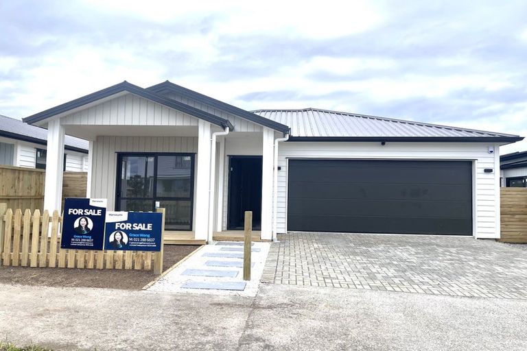 Photo of property in 19 Cronshaw Road, Karaka, 2113