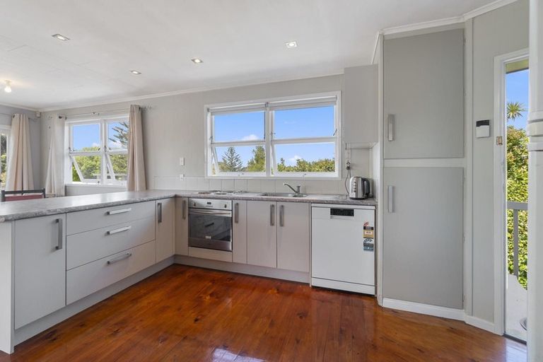 Photo of property in 24 Huruhuru Road, Massey, Auckland, 0614