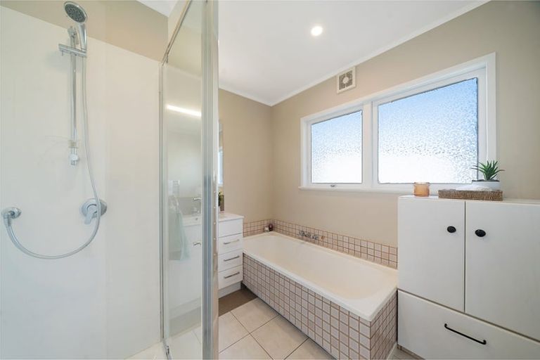 Photo of property in 28 Manhattan Heights, Glendene, Auckland, 0602