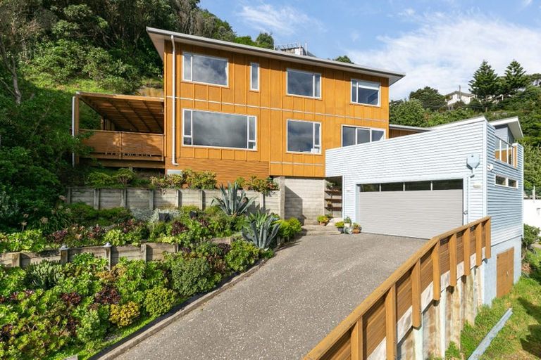 Photo of property in 8 Owhiro Bay Parade, Island Bay, Wellington, 6023