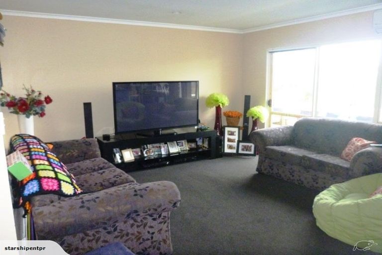 Photo of property in 17 Jubaea Place, Henderson, Auckland, 0610