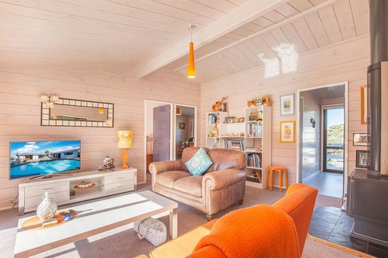 Photo of property in 14 Highwood Grove, Torbay, Auckland, 0630