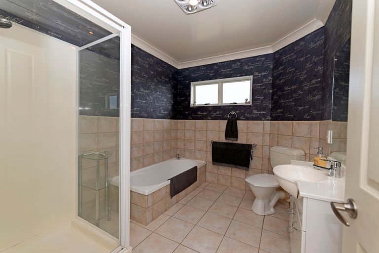 Photo of property in 3 Cognac Place, Henderson, Auckland, 0612