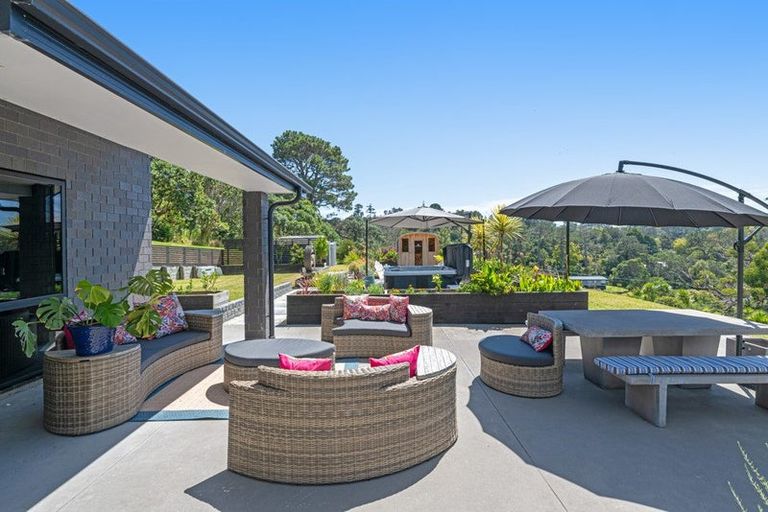Photo of property in 8 Roberts Road, Matakatia, Whangaparaoa, 0930