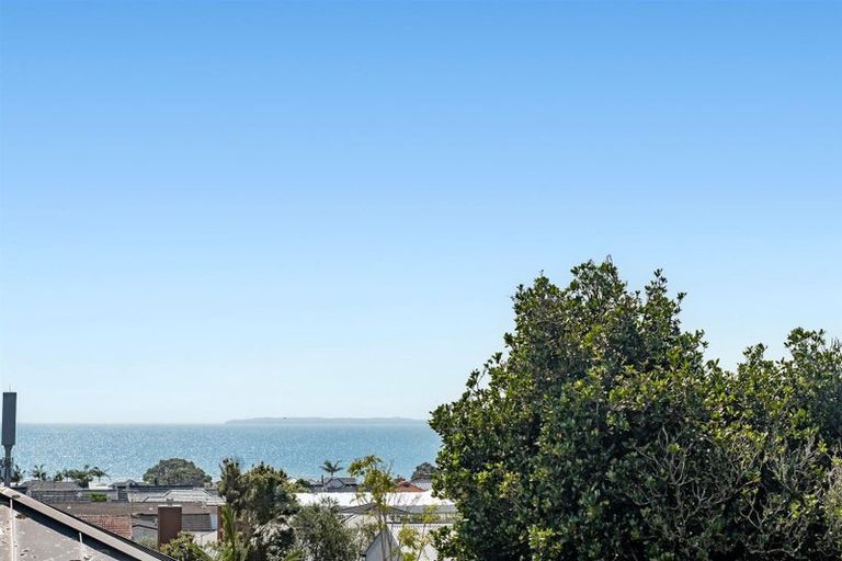 Photo of property in 2/10 Sylvan Park Avenue, Milford, Auckland, 0620