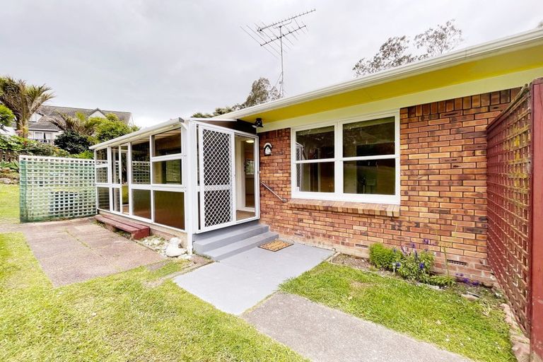 Photo of property in 2/53 Ayton Drive, Totara Vale, Auckland, 0629