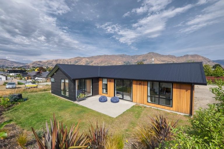 Photo of property in 51 Kirimoko Crescent, Wanaka, 9305