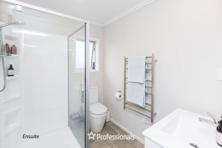 Photo of property in 2 Chalfont Road, Silverstream, Upper Hutt, 5019