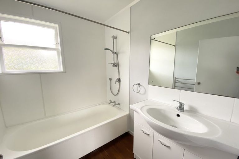 Photo of property in 98 Lauderdale Road, Birkdale, Auckland, 0626