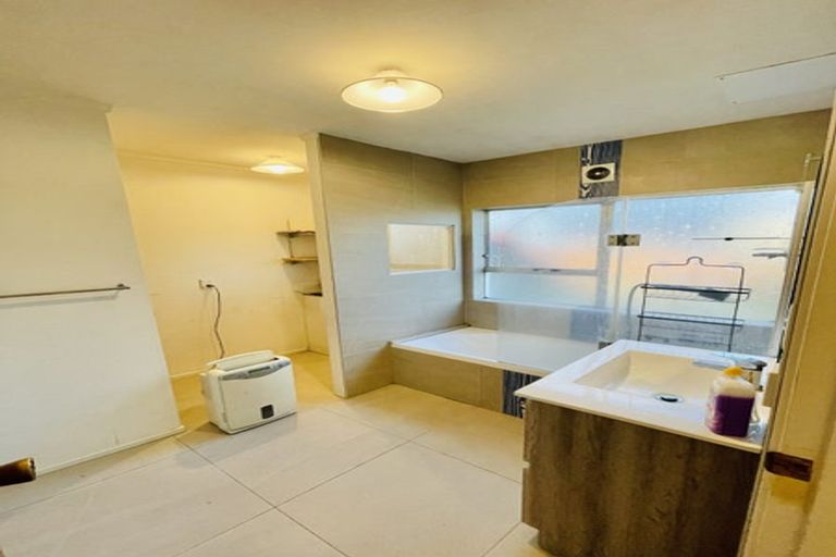 Photo of property in 36 Sunset Road, Unsworth Heights, Auckland, 0632