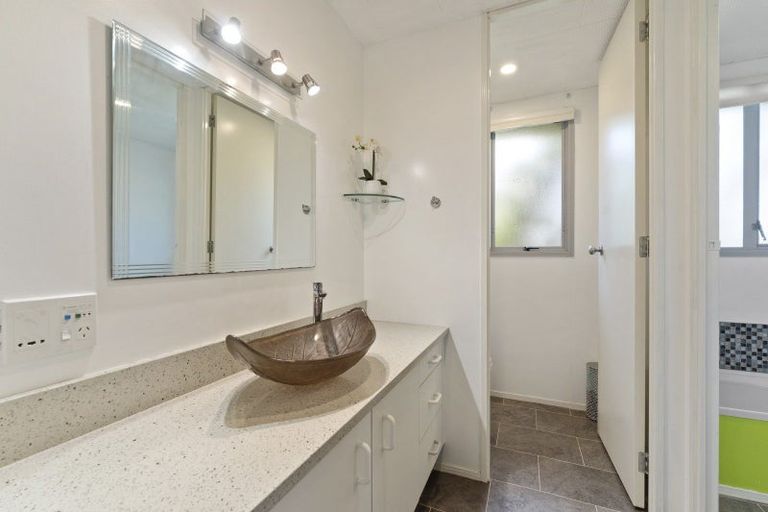 Photo of property in 6 Robert Grove, Paraparaumu, 5032