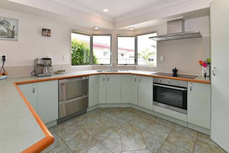 Photo of property in 138 Lakeside Drive, Orewa, 0931