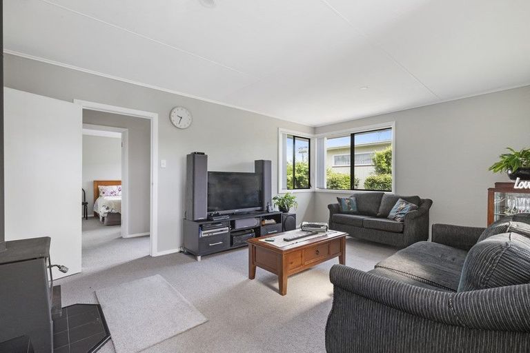 Photo of property in 16 Stonehurst Avenue, Waiuku, 2123