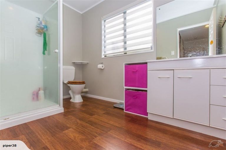 Photo of property in 1/3 Mossop Rise, Glenfield, Auckland, 0629