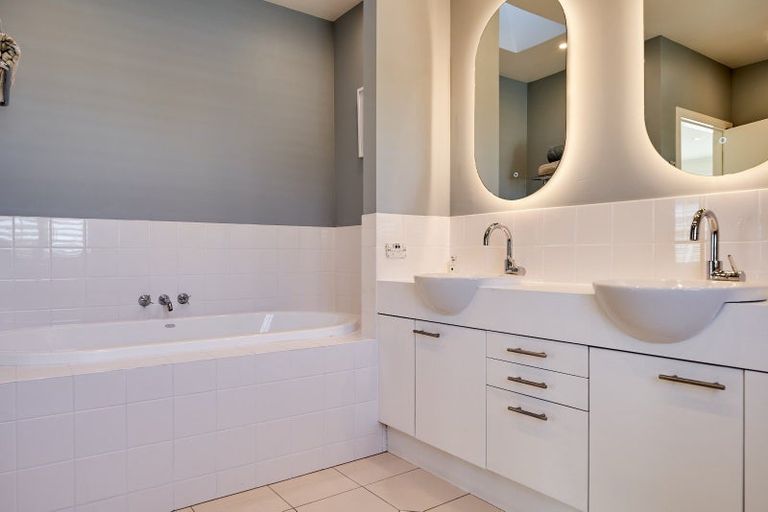 Photo of property in 25 Cheviot Road, Lowry Bay, Lower Hutt, 5013