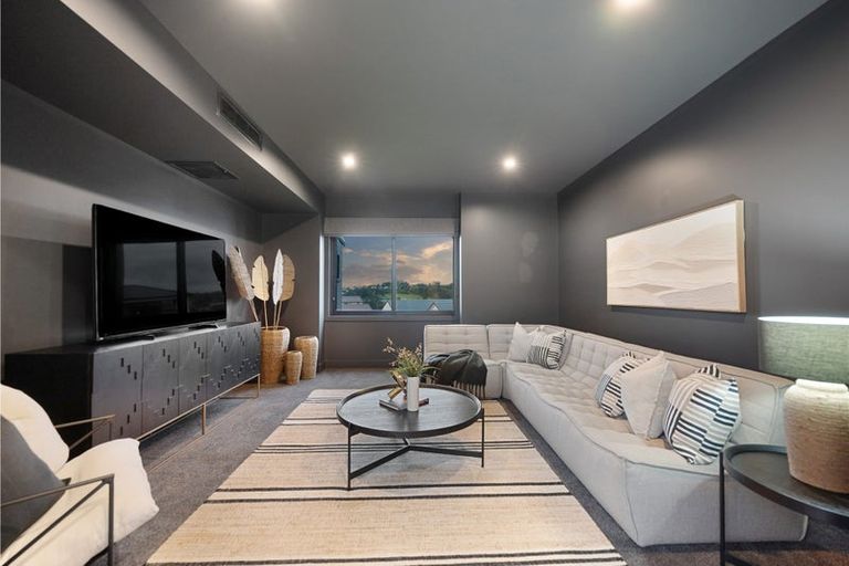 Photo of property in 9 Ridgelea Road, Long Bay, 0792