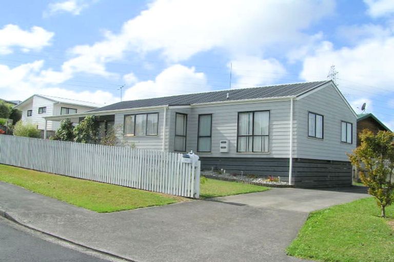 Photo of property in 28 Loughanure Place, Massey, Auckland, 0614