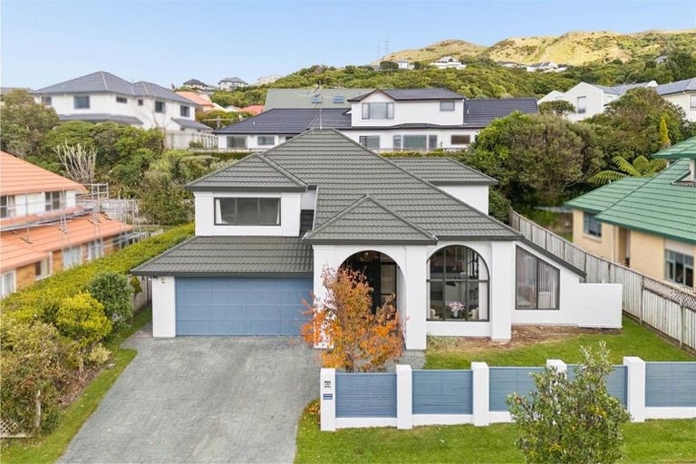 Photo of property in 23 Amesbury Drive, Churton Park, Wellington, 6037
