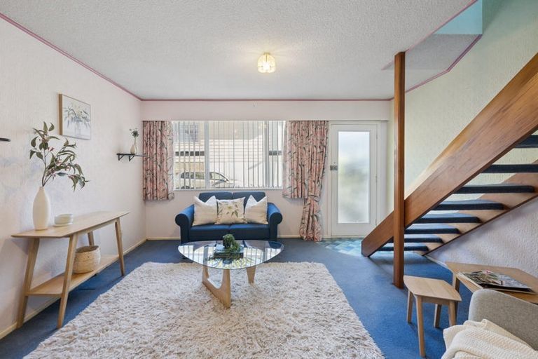 Photo of property in 2/210 Newlands Road, Newlands, Wellington, 6037