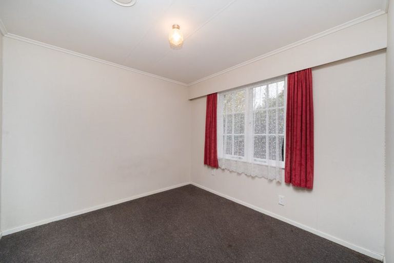 Photo of property in 15b Wikiriwhi Crescent, Awapuni, Palmerston North, 4412