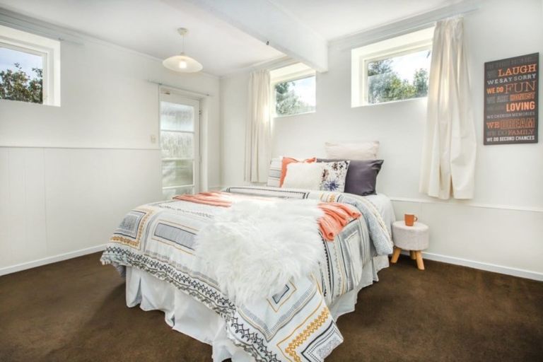 Photo of property in 19a Lyndhurst Road, Tawa, Wellington, 5028