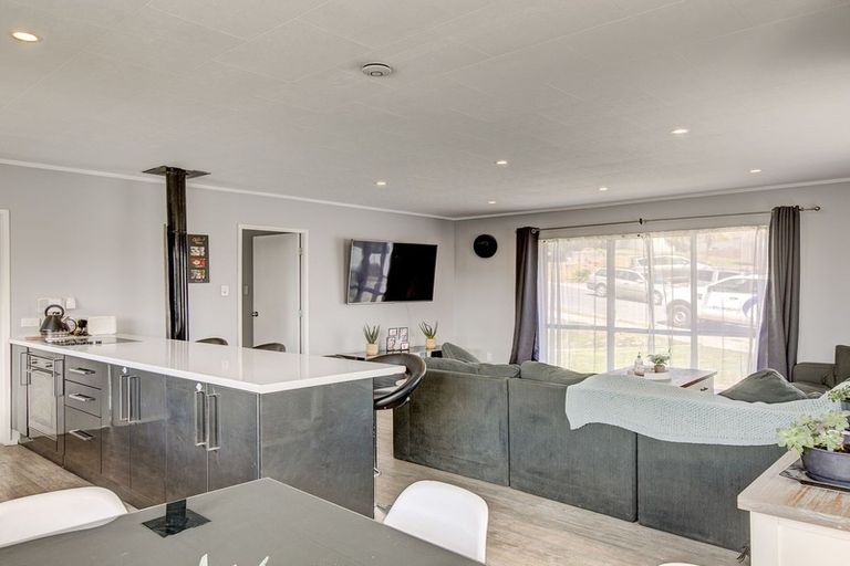 Photo of property in 11 Parkinson Close, Whitby, Porirua, 5024