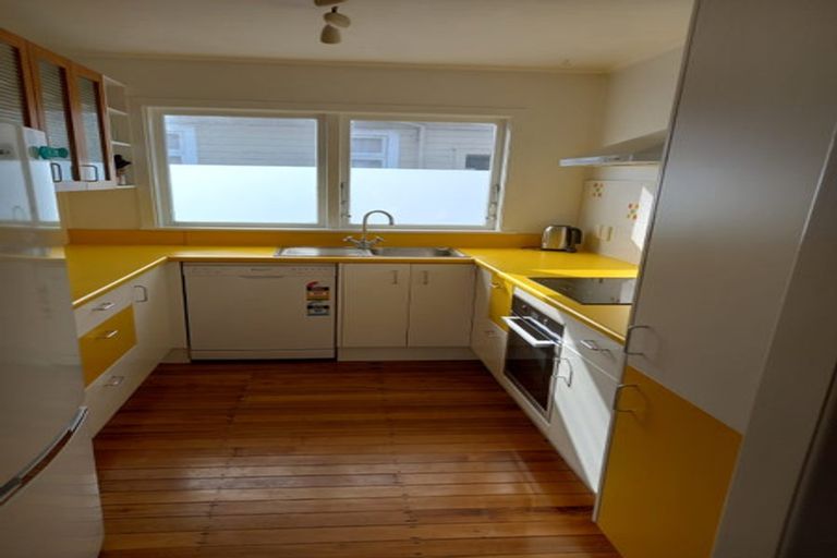 Photo of property in 15f1 Apu Crescent, Lyall Bay, Wellington, 6022