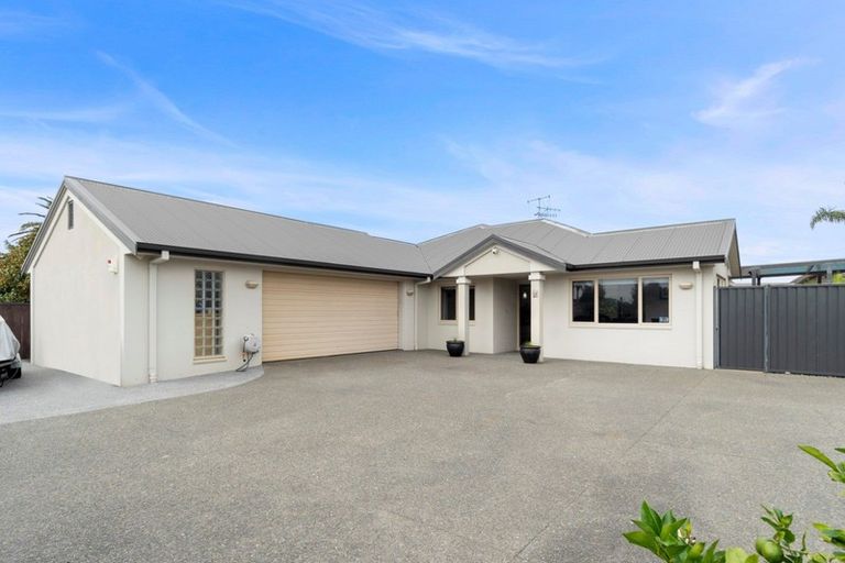 Photo of property in 18 Saint Clair Place, Papamoa Beach, Papamoa, 3118
