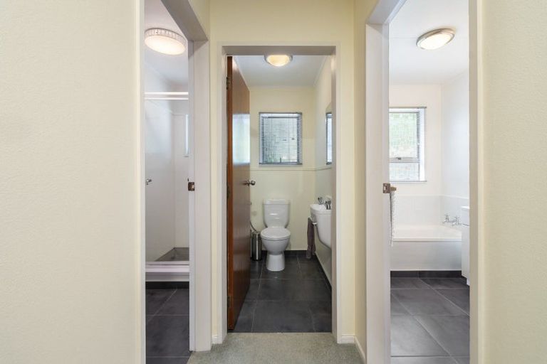 Photo of property in 18 Clifton Terrace, Fitzherbert, Palmerston North, 4410