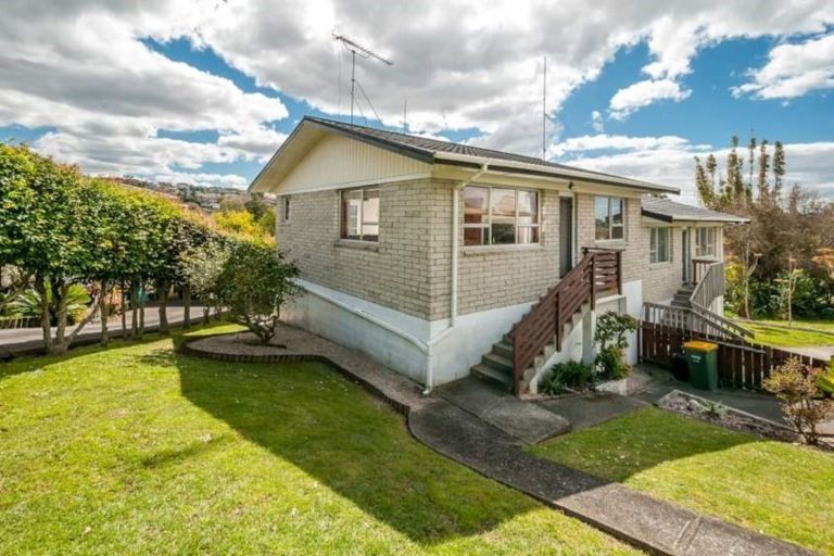 Photo of property in 2/2 Ellice Road, Totara Vale, Auckland, 0629