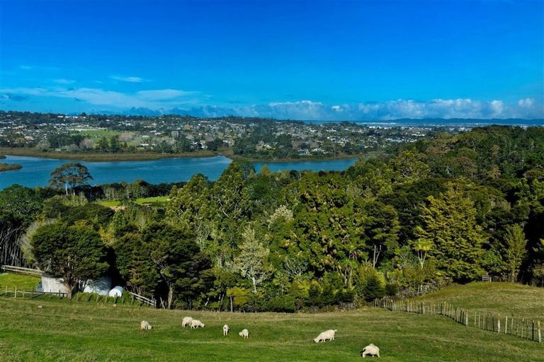 Photo of property in 291 Paremoremo Road, Paremoremo, Auckland, 0632